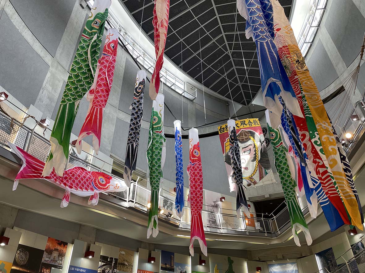 「加茂川を泳ぐ鯉のぼり」が新潟ふるさと村にやってきた！